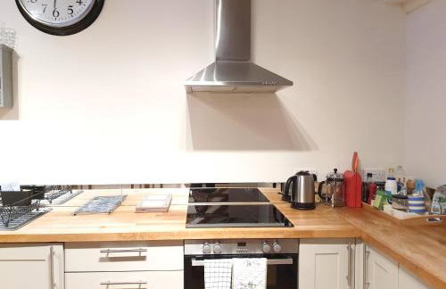 Edinburgh 2-Bedroom Cottage with Parking - Ground Floor - Foto 14