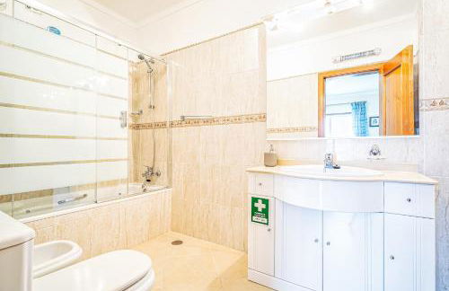 Pool View 2 bedroom 1st floor apartment, Oasis Parque near Alvor AT14 - Foto 38