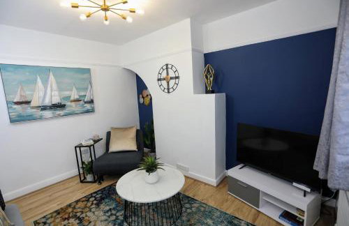 Aisiki Stays Apartments at Hillingdon, 3-Bedroom & 2-Bathroom, Pet-Friendly House with Garden, King or Twin Beds with Free WiFi and Parking Space - Foto 8