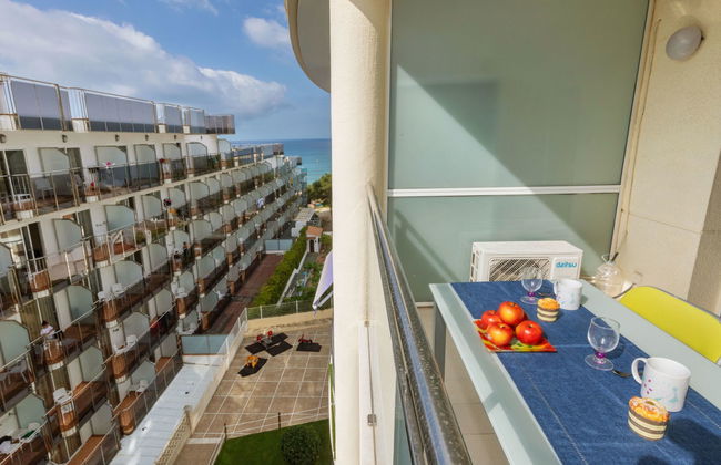 Apartment in Salou with swimming pool and terrace - Photo 16