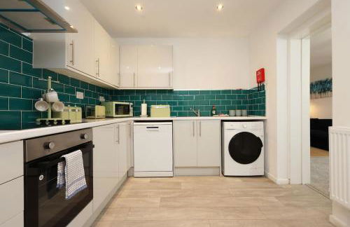 Modern 3 Bed - M4 ACCESS - Wi-Fi - Photo 37