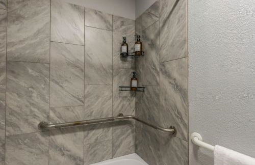 Home in Kansas City 15 mins to KCI with a KING bed and workspace - Foto 22