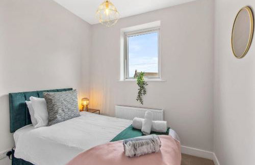 Whitehill - 3-Bed Home from Home, Sleeps 7, Great for Groups & Workers, FREE Parking & Netflix - Hosted by Stay Host Save - Photo 15
