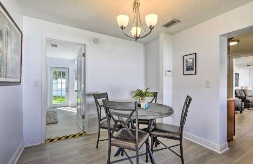 Chic Home with Fire Pit and Patio, Walk to Lake! - Foto 13