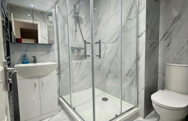 Nicely furnished 2 Bedroom Property Independent with Parking - Foto 8