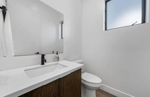 7 BR double house with parking and a backyard in LA - Foto 54