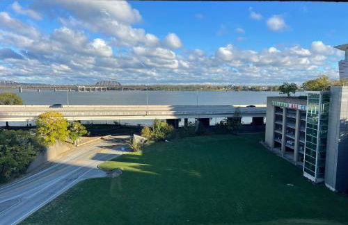 City Loft Escape with River Views! By Hollyhock - Foto 10