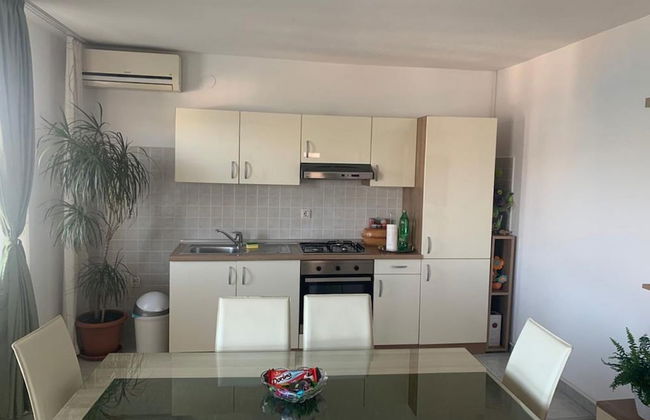 Mastrinka Bright Apartment With Free Parking and Modern Amenities - Foto 3