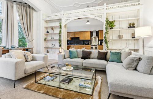 Luxe Victorian Spacious Home Sefton Park with Parking - Foto 1