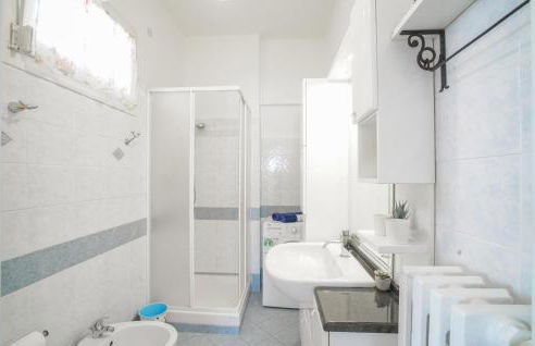 3 Bedroom Amazing Apartment In Avegno - Foto 32