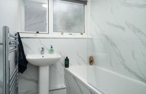 Spacious - 3 Bed - Free Parking - by Holiday Homes - Foto 17