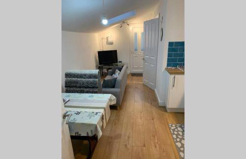 Comfy New Self Contained 1 Bed Flat - Modern! - Photo 13