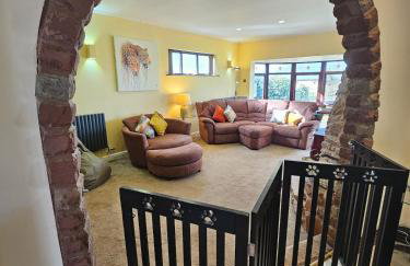 Dog-Friendly Country Home, Woodburner, Private Fields & Hot Tub! - Photo 52