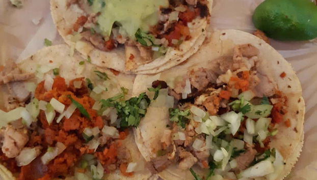 Disfrutando de unos tacos