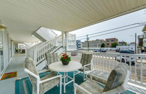 Condo with Deck Walk to Beach and Convention Center! - Foto 24
