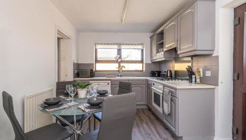 CENTRAL MK- 3Bed, 2 Bath house for LONG TERM CONTRACTOR Stays, free parking for 2 vehicles, DESK & GARDEN space managed by CHIQUE PROPERTIES LTD - Foto 5
