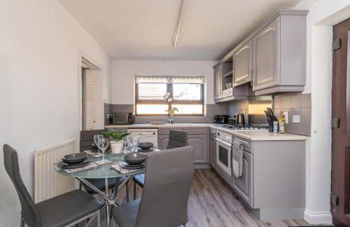 CENTRAL MK- 3Bed, 2 Bath house for LONG TERM CONTRACTOR Stays, free parking for 2 vehicles, DESK & GARDEN space managed by CHIQUE PROPERTIES LTD - Photo 5