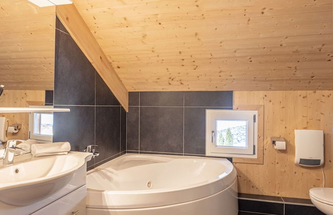 Spacious Chalet With IR Sauna and Whirlpool - Foto 12