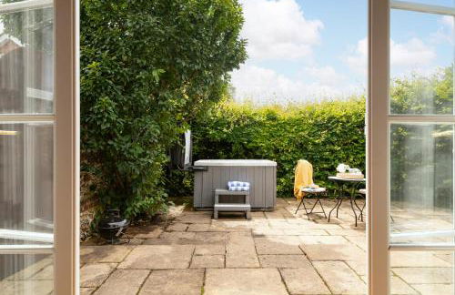 Luxurious Snowdrop Cabin with Private Hot Tub - Photo 22