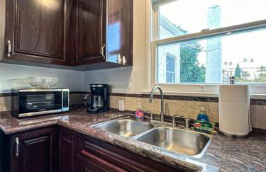 Modern 2-Bedroom Gem Close to Beverly Hills - DOH2 - Photo 23