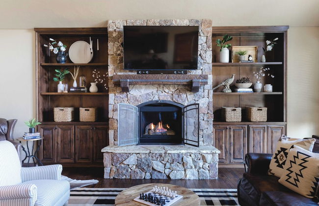 Klamath by Avantstay Gorgeous Mountain Home w/ Fire Pit, Spa & Lake Views - Photo 19