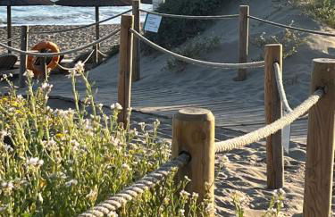 STYLISH TOWNHOUSE IN BEACHFRONT COMPLEX - Photo 7