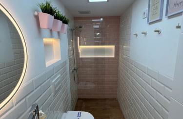 APARTAMENTO NUEVO CÉNTRICO en PRIMERA Línea de playa con vistas al Mar, Piscina, aire acondicionado y wifi - Foto 18