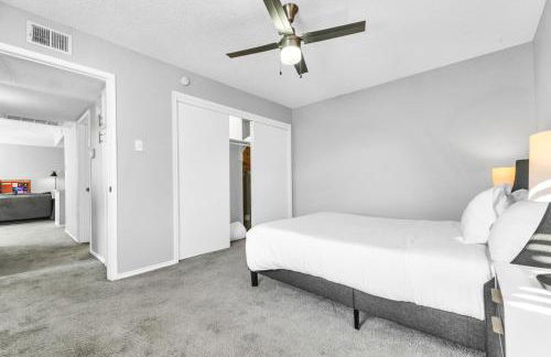 Modern 2BR Retreat with Pool Gym and WiFi - Foto 16