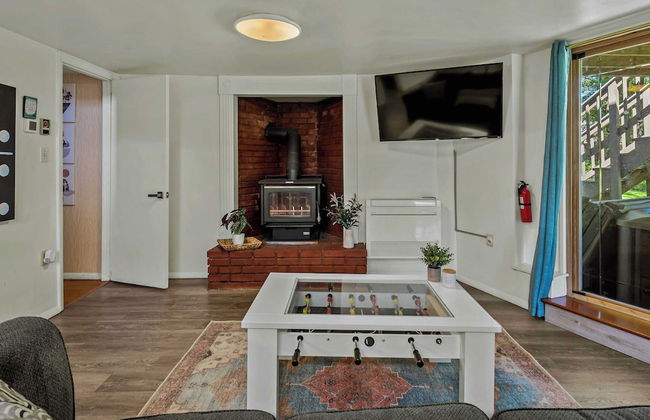 Lake It Right by Avantstay Lakefront w/ Dock, Hot Tub, Fire Pit & Game Room - Photo 7