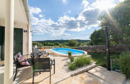 Serene Retreat Holiday Home With Pool - Foto 25