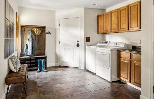 Hot Tub - Scenic Views - Spacious Deck - Game Room - Foto 21