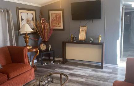 Cozy 3BR cabin with AC and Wi-Fi Fully Fenced - Photo 10