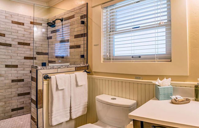 Redtail Suites ~ Entire Home ~ Sleeps 12 ~ Tesla Station - Foto 25