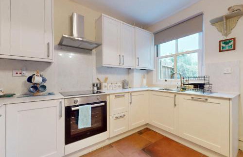 Chic 2BR with Private Backyard Near Loughton Tube - Foto 9