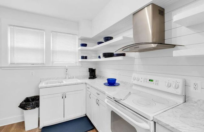 Gather Around the Mid-century Table at a Tranquil Haven - Foto 28