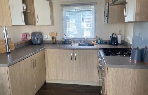 Seaside 2-Bed Caravan Retreat - Sleeps 6 & Parking - Foto 11