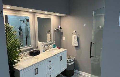 Stylish and Modern Large Bedroom - Foto 6