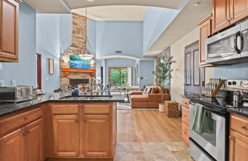 Family Getaway - Outdoor Activity Oasis - Mins to Downtown and Water Parks - Jacuzzi - Game Rm - Foto 6