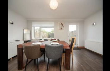 Spacious Chessington home with parking & garden - Photo 3
