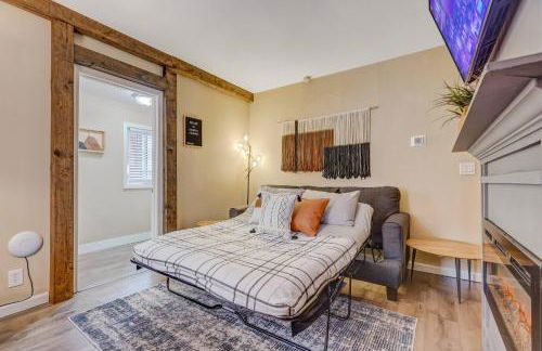 Downtown Launchpad for Urban Explorers | Fireplace - Foto 8