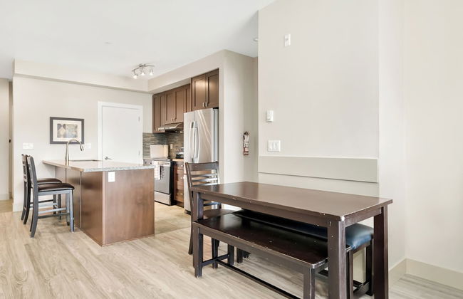 Lakefront Lux 2BR Symphony Of Comfort - Photo 10