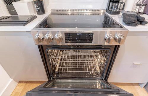 Modern City Hideaway with 1BR & Balcony - Foto 15