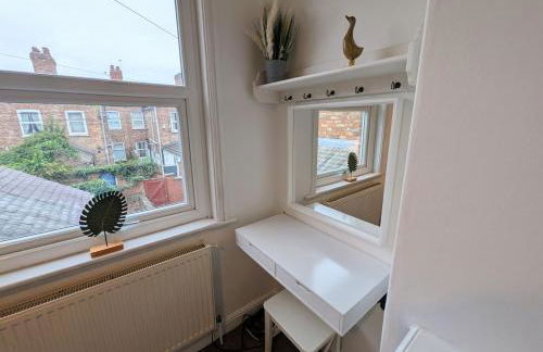 The Heritage Hideaway - King bed, Free parking, Walk to c-centre & Hospital - Foto 23