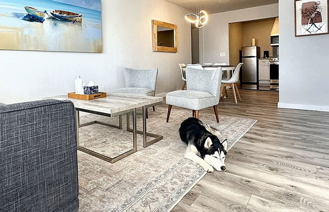 Vintage Vibes Modern Comfort 2BR for 6 Guests - Photo 1