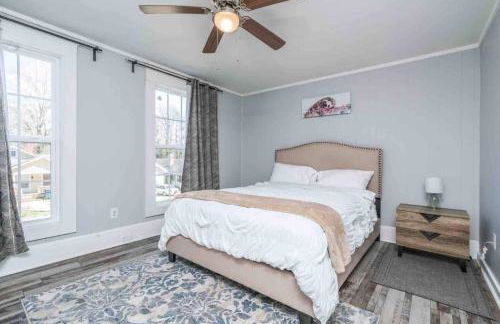 Renovated 3 bedroom close to downtown! - Photo 8