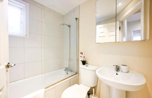 Modern 2BR Apartment for Contractors, Balcony & Fast Wi-Fi, W6 - Foto 53