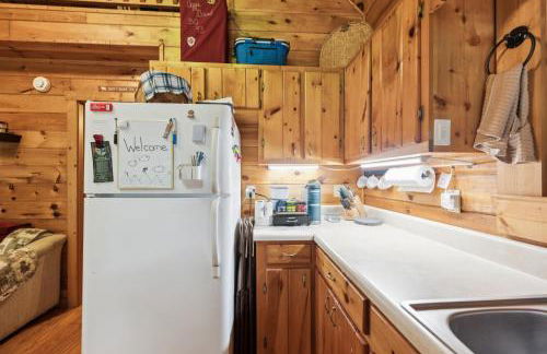 Cozy Creekside Cabin with Wraparound Porch home - Foto 14