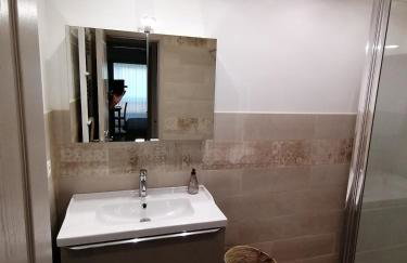 air-conditioned apartment with pool plus beach shuttle - Photo 9