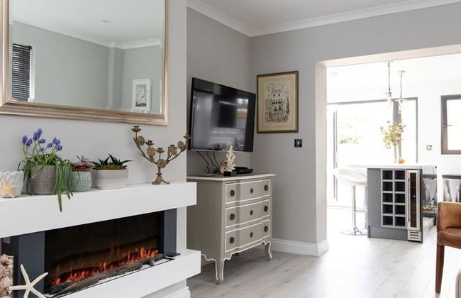 Seaside Serenity 3-bed Deck Garden Near Shore - Photo 3