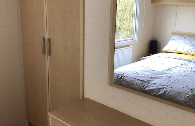 Captivating 2-bed Static Caravan in Holyhead - Photo 4